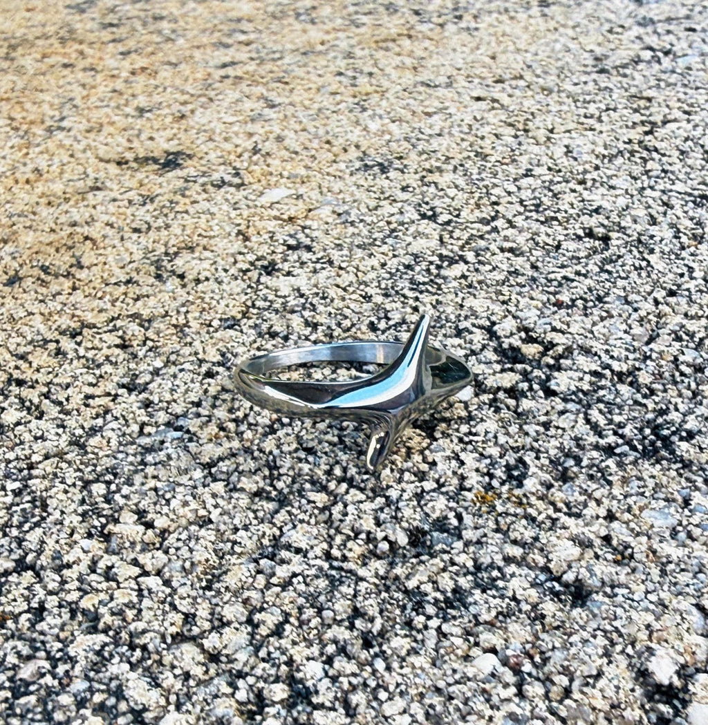 Y2K Abstract Wave Ring – Retro Futuristic Silver Statement Jewelry