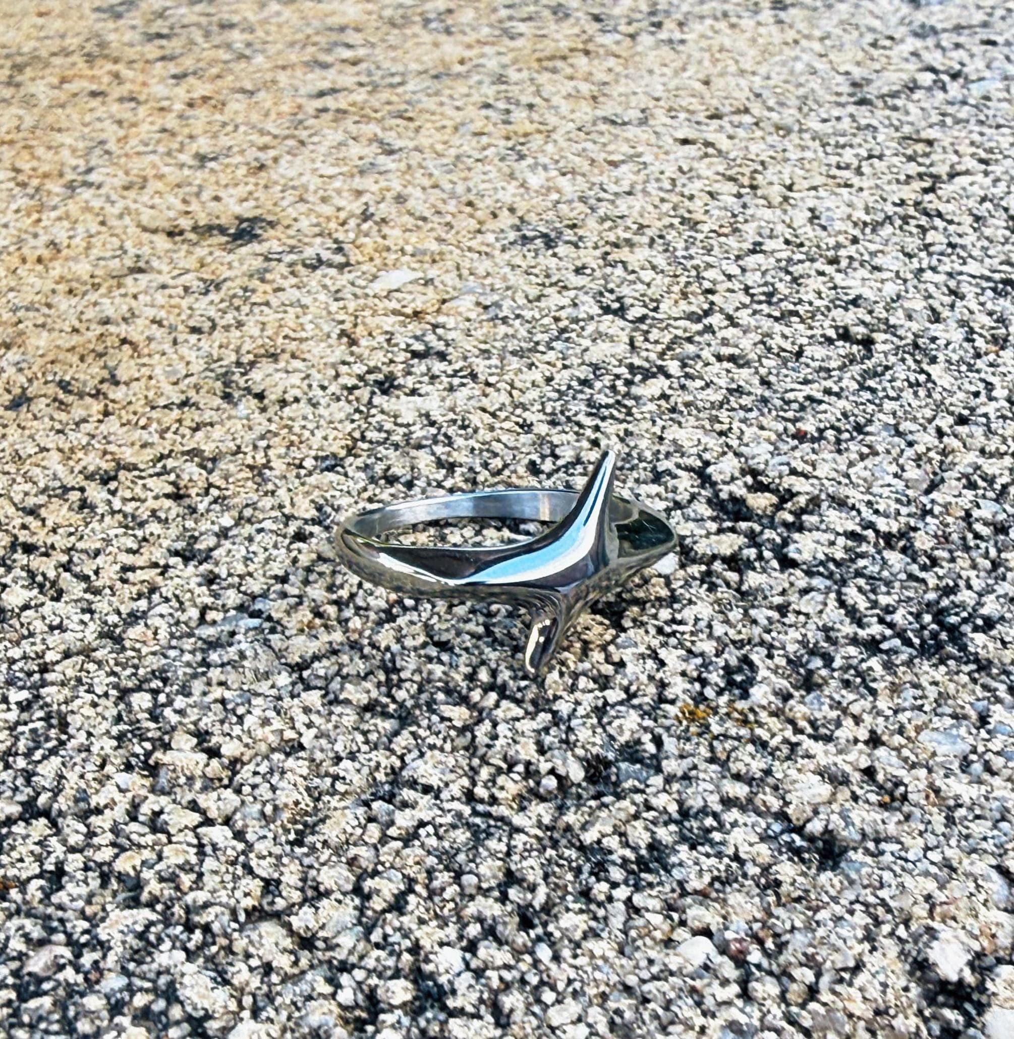 Y2K Abstract Wave Ring – Retro Futuristic Silver Statement Jewelry