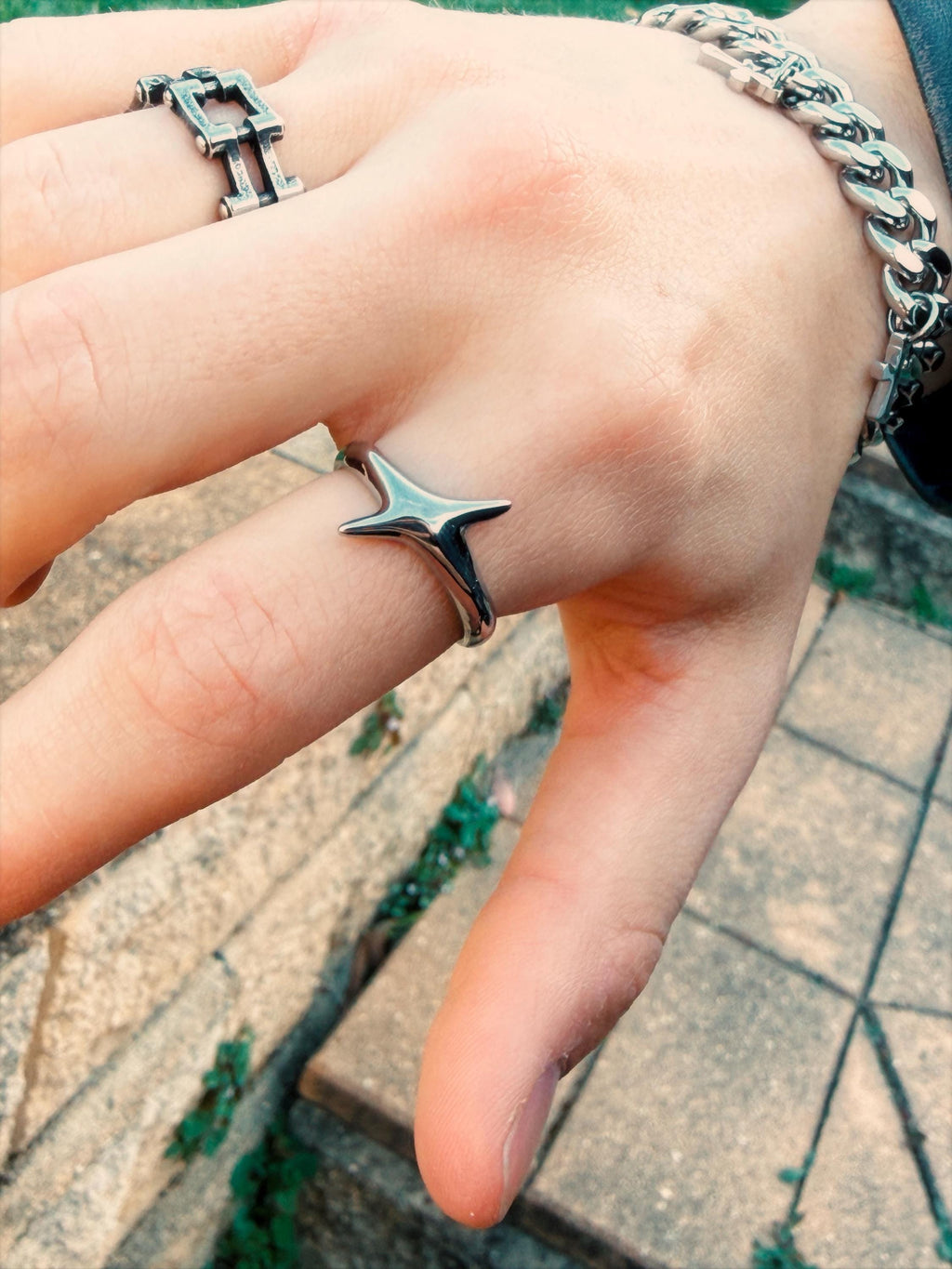 Y2K Abstract Wave Ring – Retro Futuristic Silver Statement Jewelry