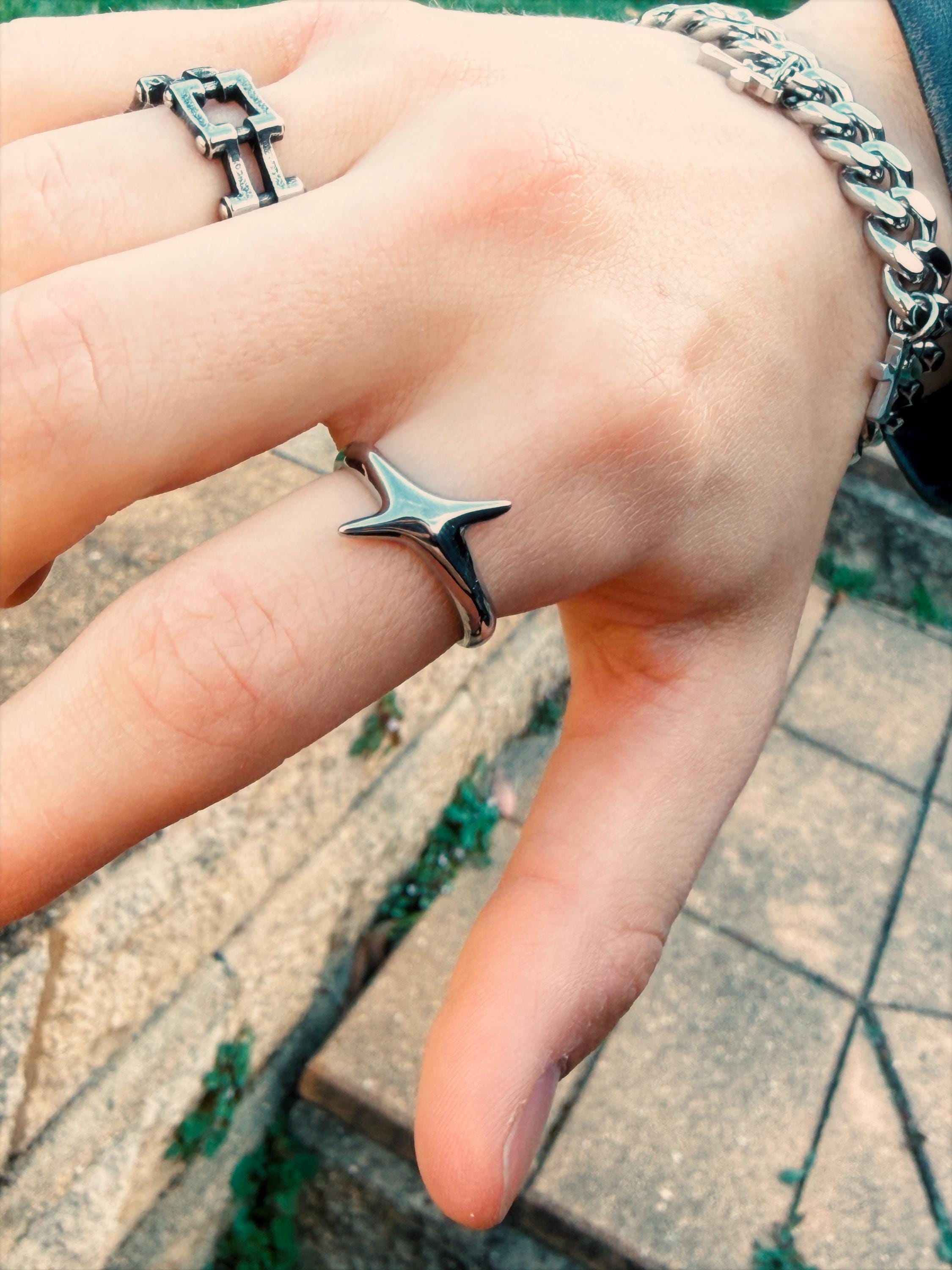 Y2K Abstract Wave Ring – Retro Futuristic Silver Statement Jewelry