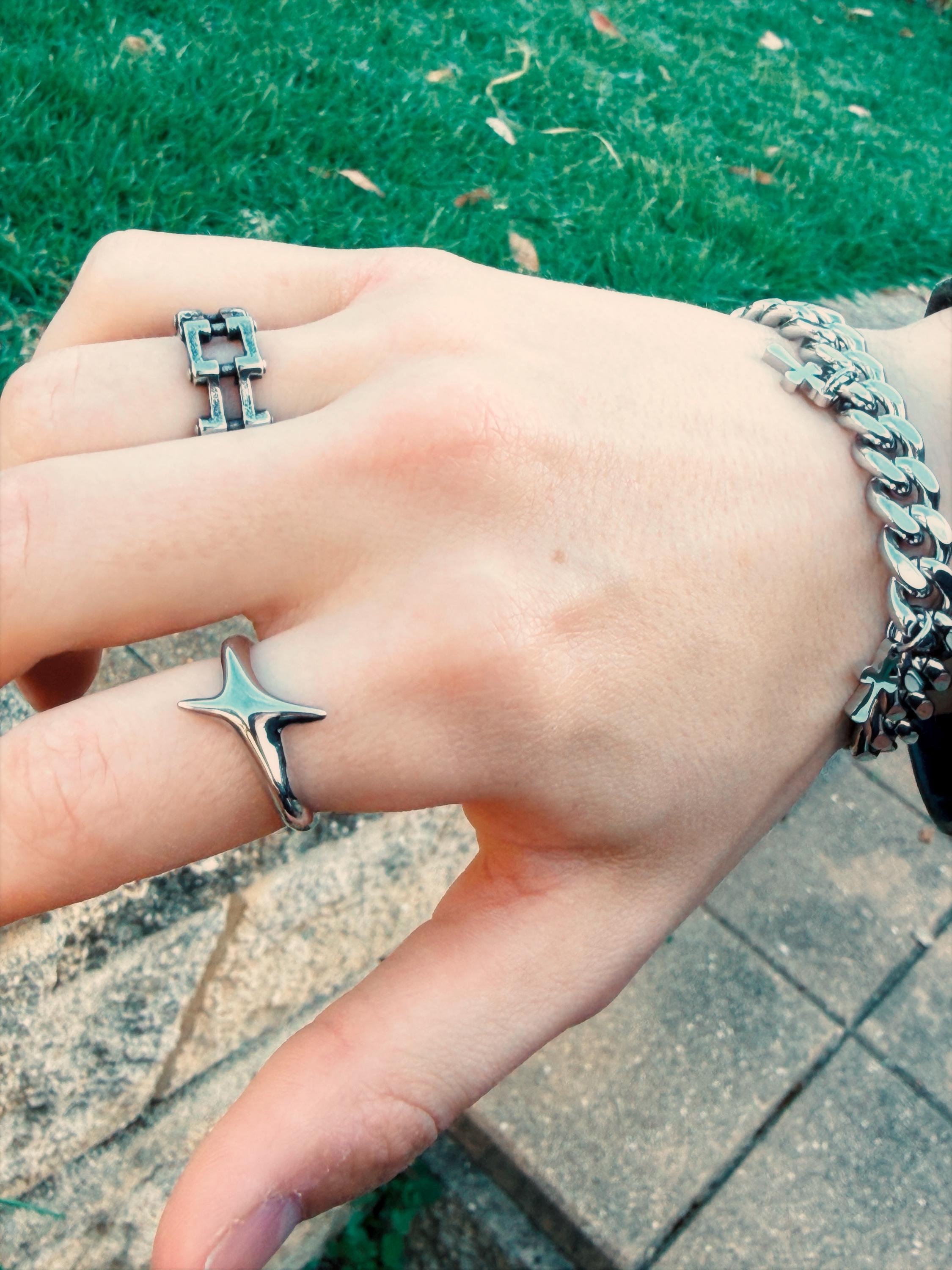 Y2K Abstract Wave Ring – Retro Futuristic Silver Statement Jewelry